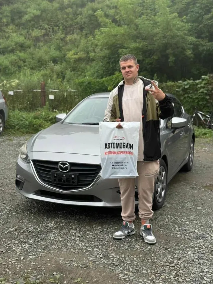 Клиент Николай рядом с автомобилем Mazda